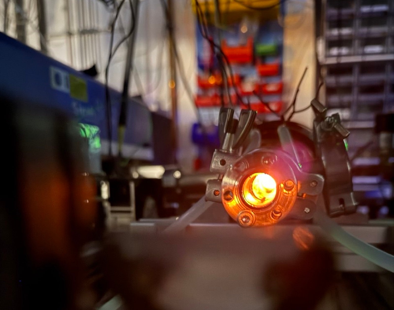 Badacze z Moguncji odkryli coś, co zmieni fizykę atomową. Samar ujawnił swoje tajemnice po podgrzaniu do ponad 1000 stopni