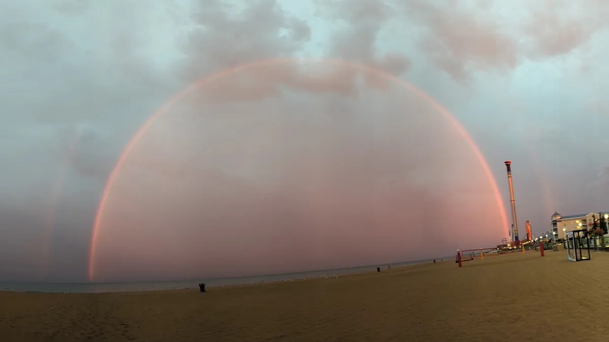 Czerwona tęcza nad jeziorem Ohio. Ten rzadki fenomen widuje zaledwie garstka ludzi