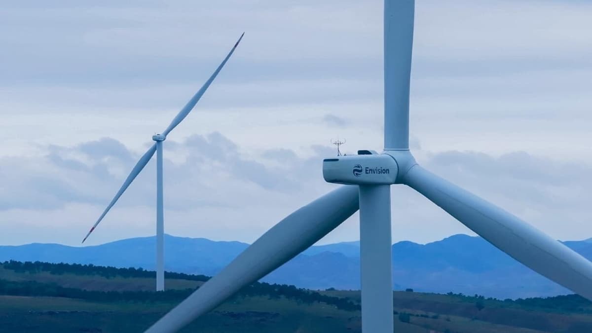 Ależ dziwactwo! Oto gigantyczna chińska turbina wiatrowa z dwoma łopatami