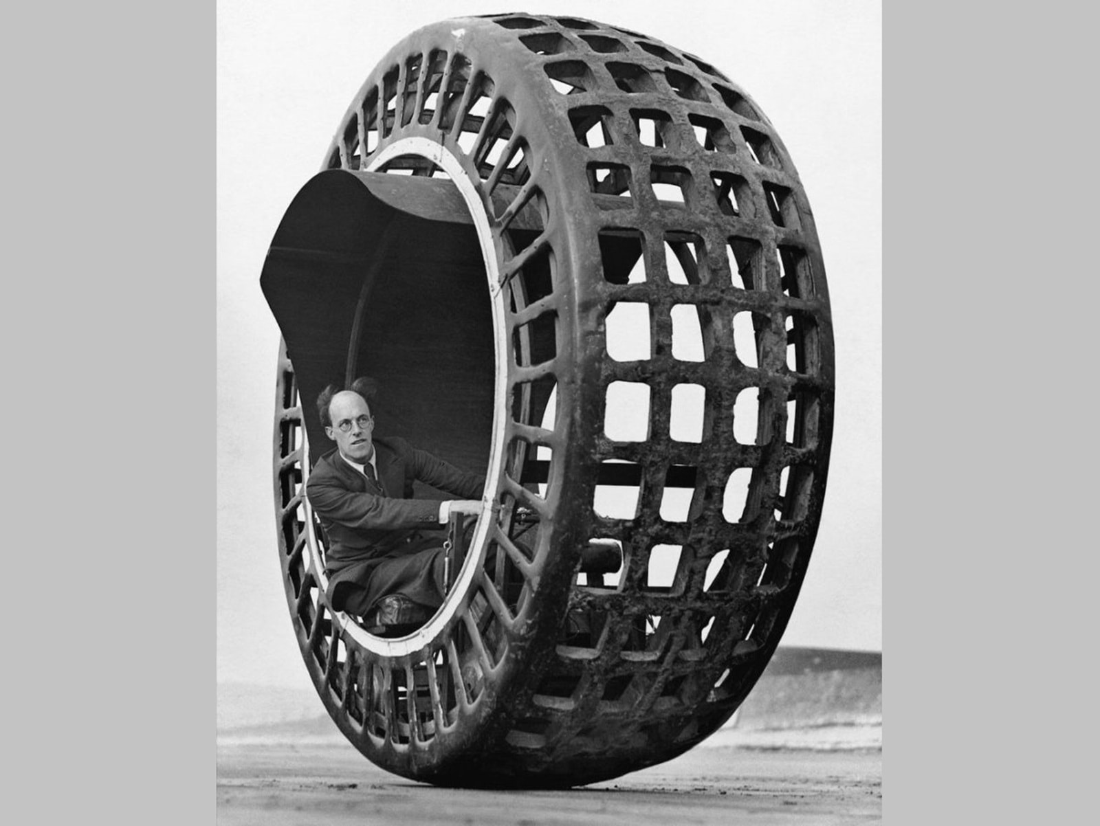 Futurystyczny pojazd z przeszłości miał 3 metry wysokości. Dynasphere to jedno z najbardziej szalonych rozwiązań transportowych w historii