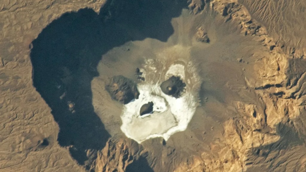 Wygląda jak “twarz”, ale to żywy przykład pareidolii /Fot. NASA
