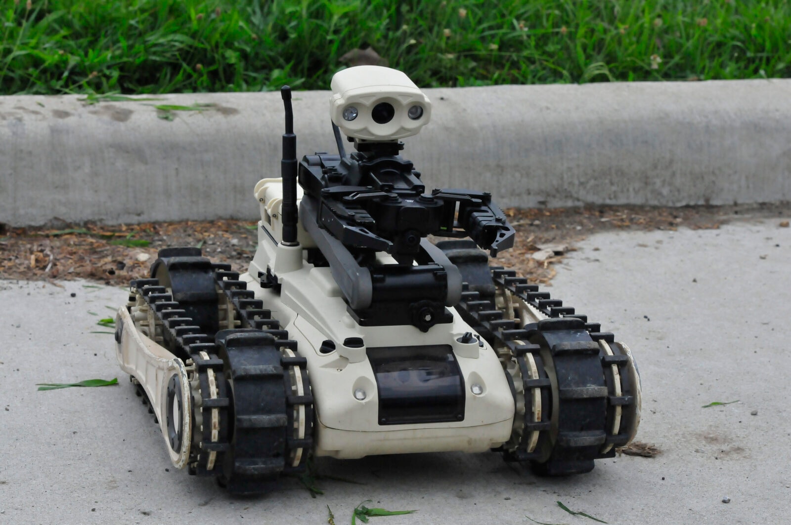 W relacjach człowiek–robot wkraczamy na ciekawy, ale i niebezpieczny poziom. Jak siebie wzajemnie chronić?