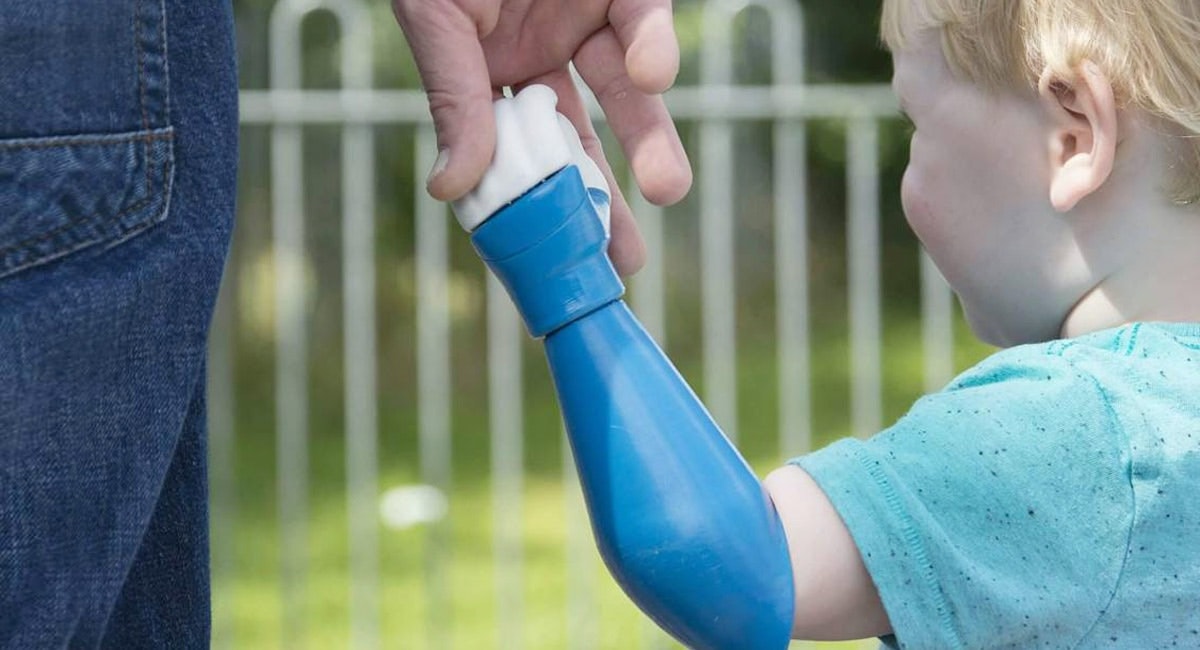 Ojciec, który nie pogodził się z losem syna i sam zaprojektował dla niego protezę