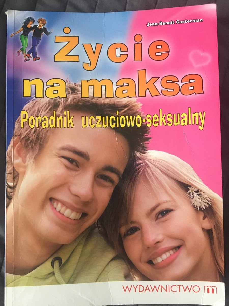 Bądź pokorna i nie uraź oprawcy – tak TERAZ radzą dziewczynkom podręczniki rozdawane w szkołach