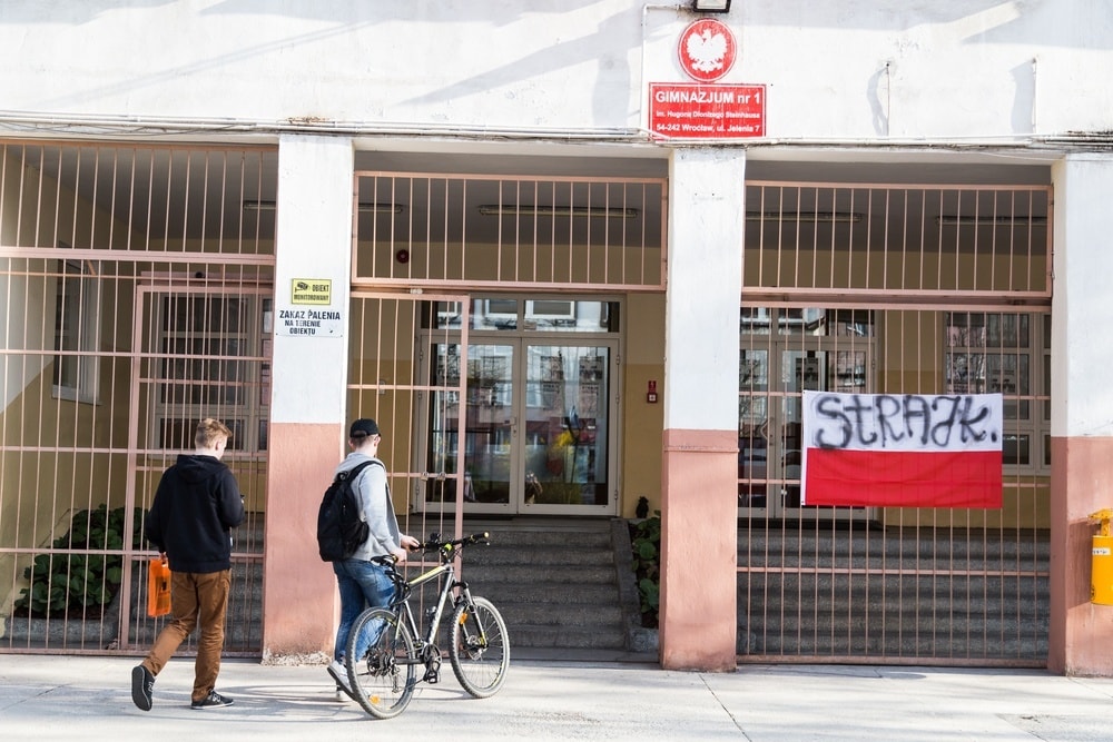 Wszyscy jesteśmy nauczycielami. W imadle wysiłku i groszowej pensji. Felieton Łukasz Orbitowskiego