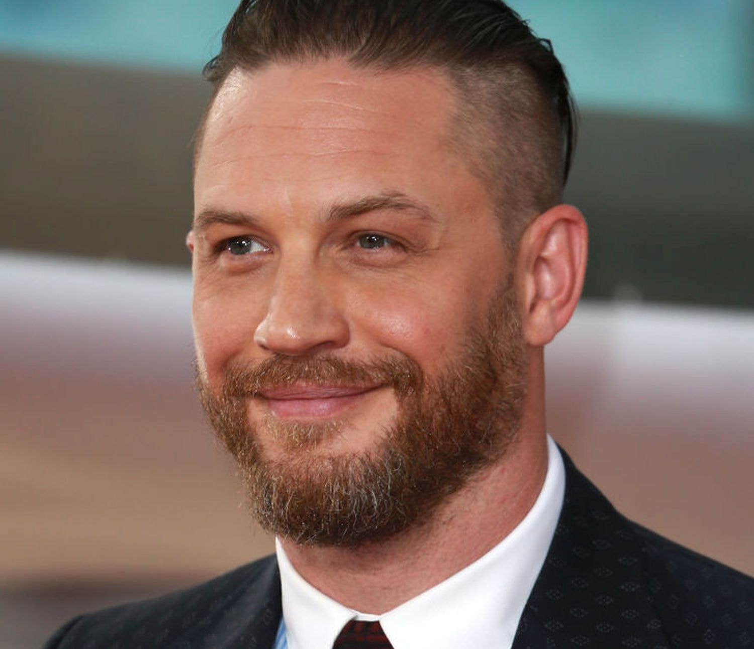 Uśmiech, uniesienie brwi. Oto triki, które sprawią, że będziesz czarujący