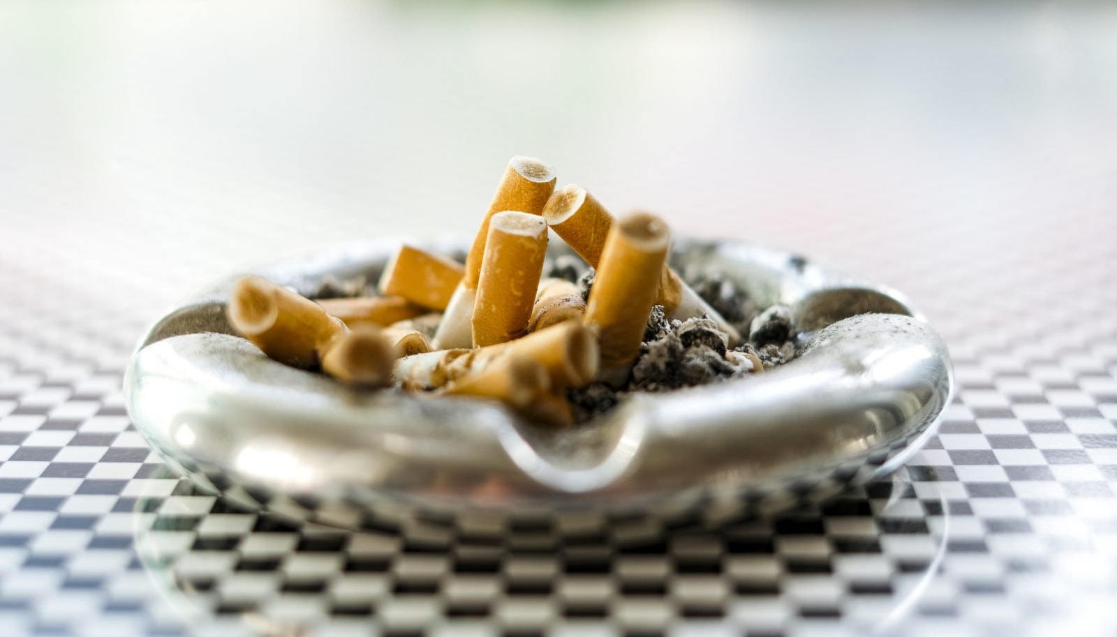 Niedopałek w popielniczce też truje. Wreszcie zbadano toksyczność petów