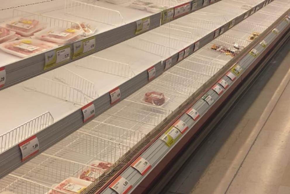 Pustoszeją sklepy od Wuhan po Mediolan. Naukowcy: to nie panika, a racjonalne działanie