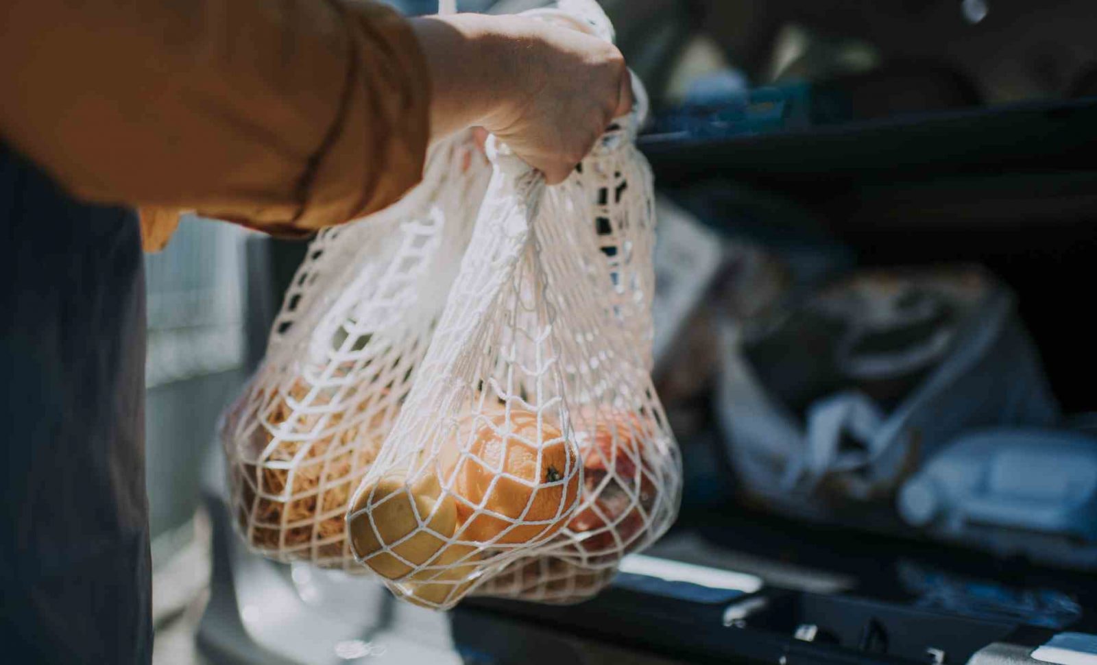 Czy trzeba dezynfekować wszystkie zakupy? Mikrobiolog odpowiada