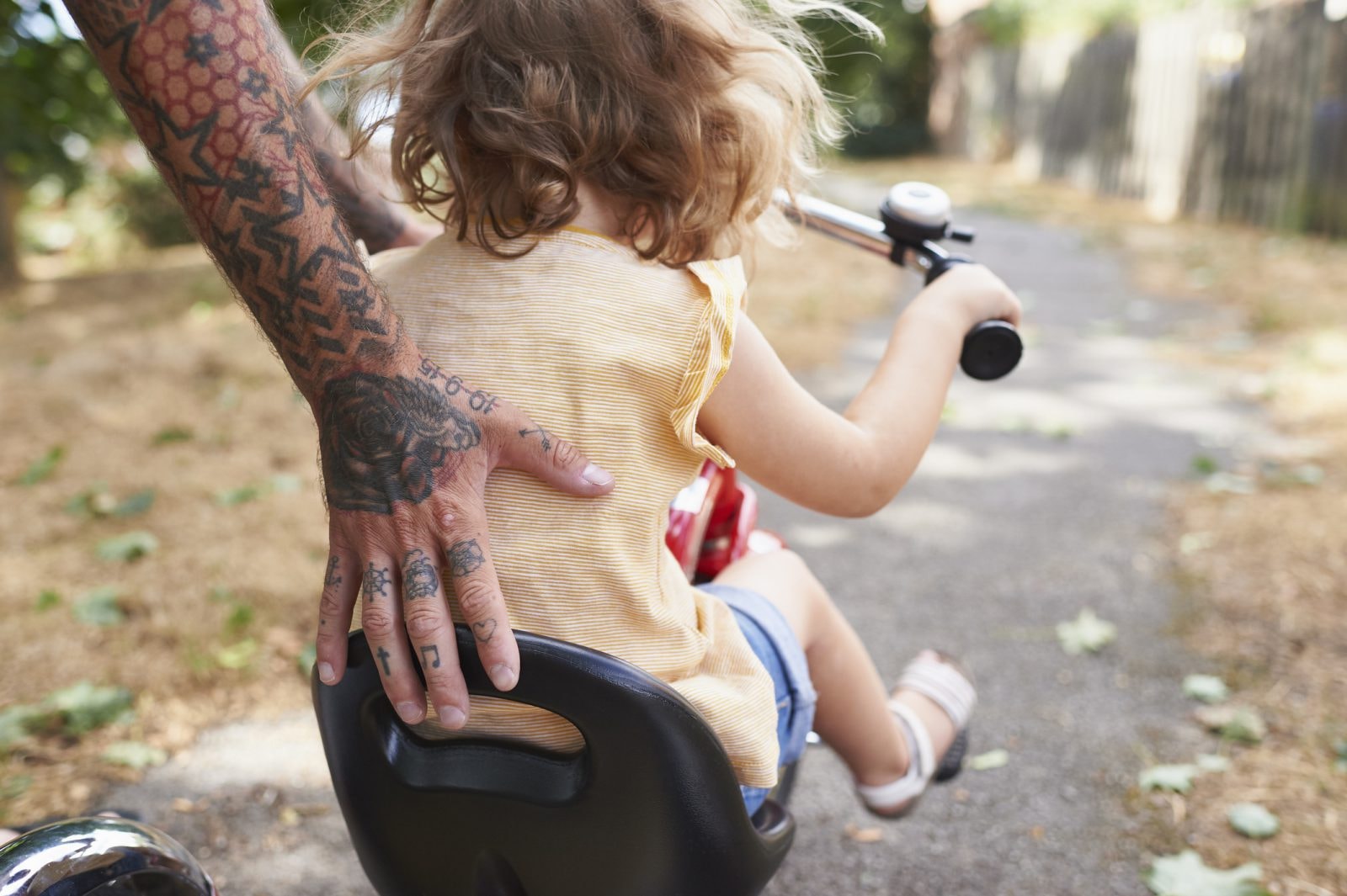 Zamiast tłumić wrażliwość mężczyźni powinni ją rozwijać. Jak to zrobić?