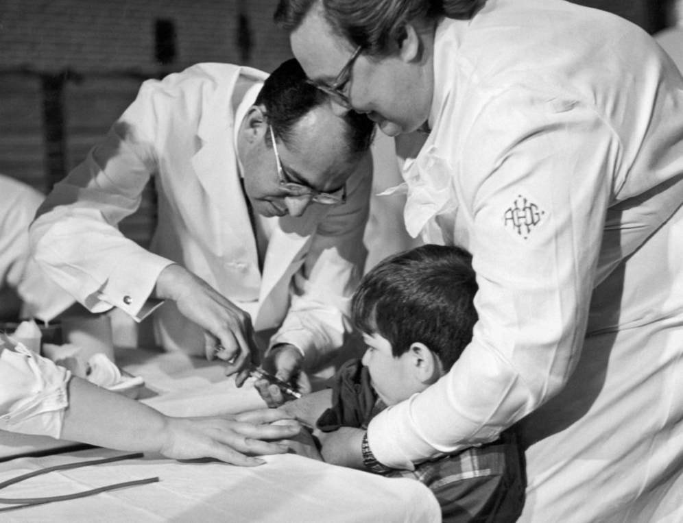 Nie przyspieszajmy prac nad szczepionką na koronawirusa. Apelują eksperci i przytaczają błędy z przeszłości