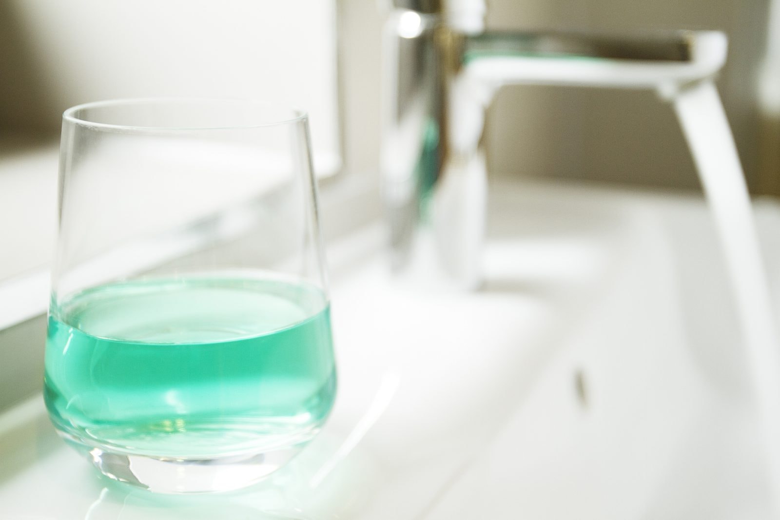 Płyn do ust chroni przed koronawirusem? To skomplikowane