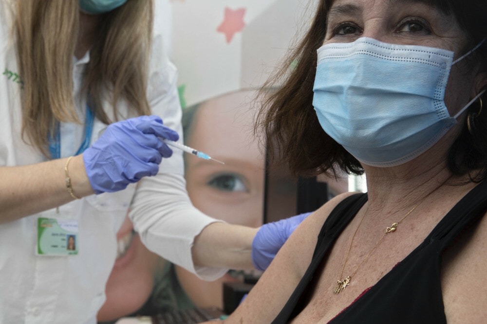 Szczepionka na COVID-19. Kto powinien ją przyjąć a kto nie i czy można łączyć preparaty?