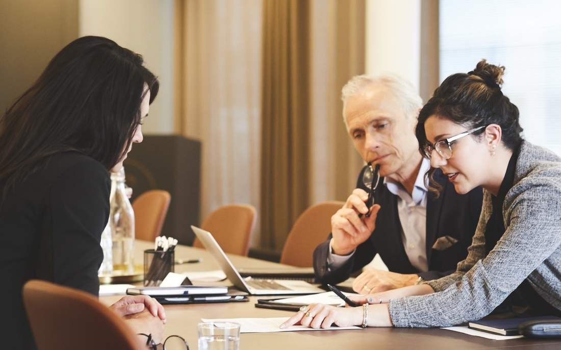 Wątpliwy urok niedomówień. ”Bez nich nie da się przeżyć w pracy”