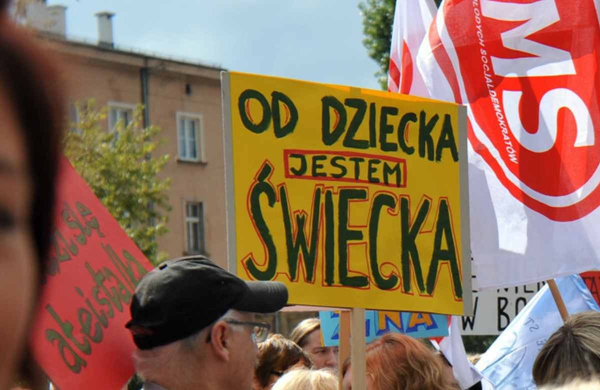 Ateiści i wierzący mają podobną moralność. Chyba, że są w grupie