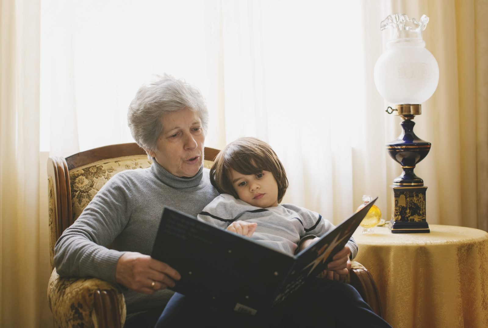 “Babcia plus”? Rząd chce płacić dziadkom za opiekę nad wnukami