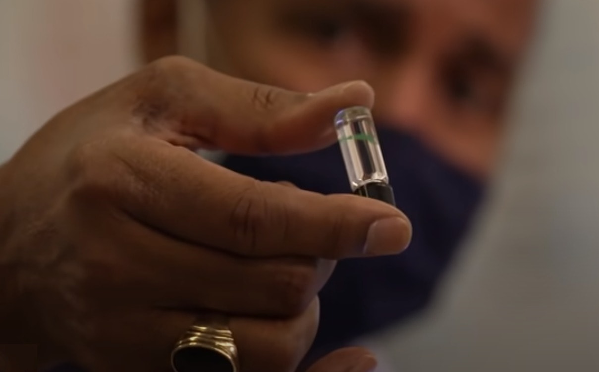Pentagon opracował mikrochip wykrywający COVID-19. Umieszcza się go pod skórą