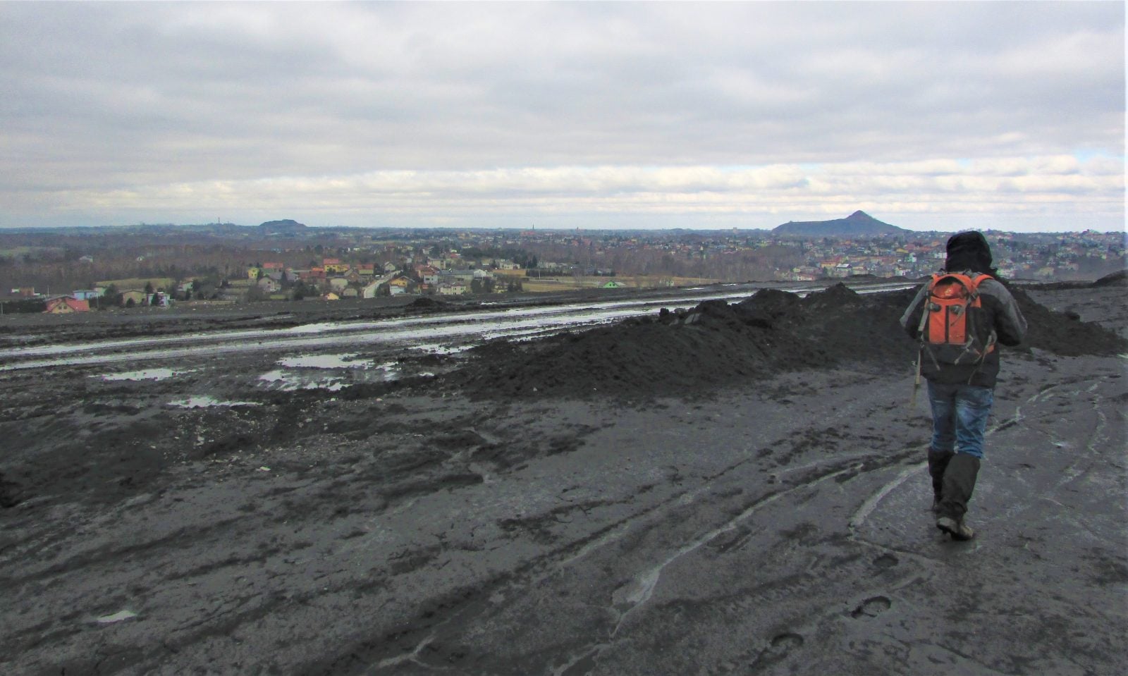 Hałda “Wrzosy” w Pszowie i “Szarlota” w Rydułtowach widziane z hałdy w Radlinie / fot. Łukasza Kruszewski