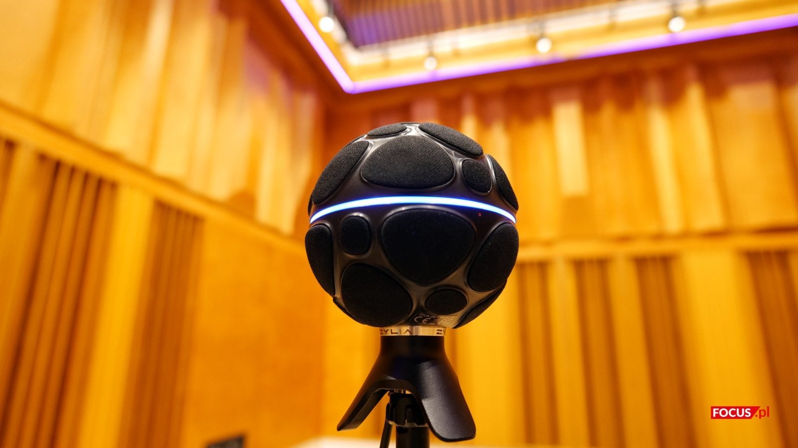 Mikrofon ambisoniczny ZYLIA ZM-1 na statywie