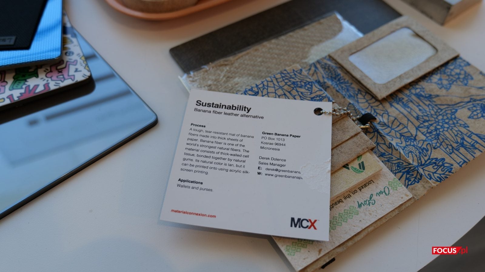 Na pokrywach znajdziemy nie tylko tworzywo, ale i sztuczną skórę na bazie banana