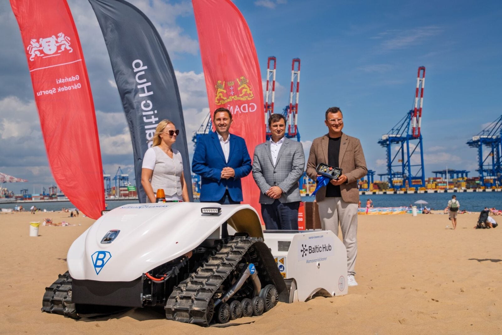 Gdańsk, prezentacja robota bebot na plaży stogi