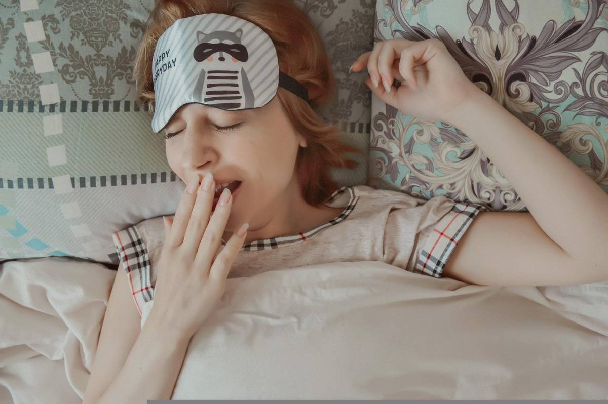 Gdy śpisz, twój mózg nasłuchuje. Odróżnia też głosy znane od nieznanych. Być może nawet się uczy przez sen