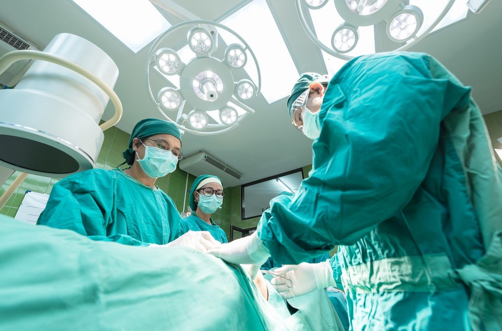 Kobiety częściej umierają, gdy operuje chirurg-mężczyzna. Winne „ukryte uprzedzenia”?