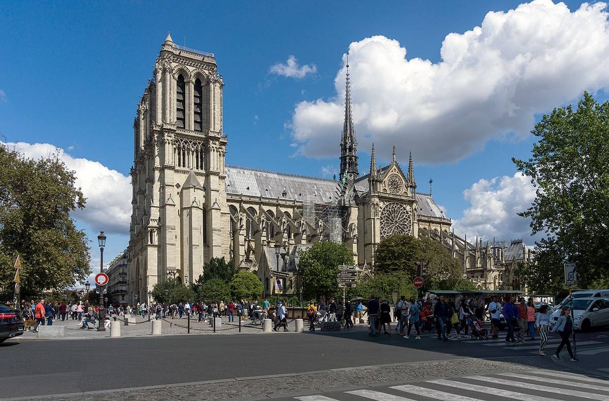 Pod podłogą Notre-Dame odkryto ołowiany sarkofag. Naukowcy postanowili go otworzyć