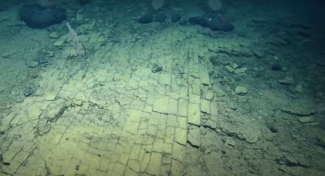 Ceglana ścieżka tysiące metrów pod powierzchnią oceanu? “Droga do Atlantydy”