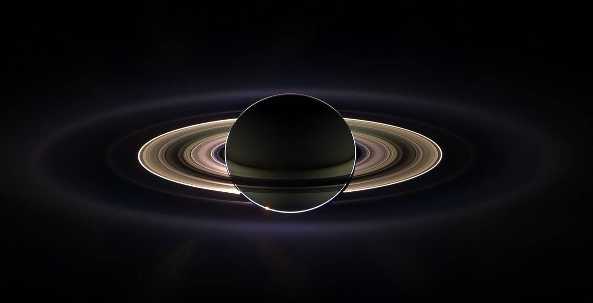 Pierścienie Saturna dziwnie się zachowują. Uwiecznił to teleskop Hubble’a 