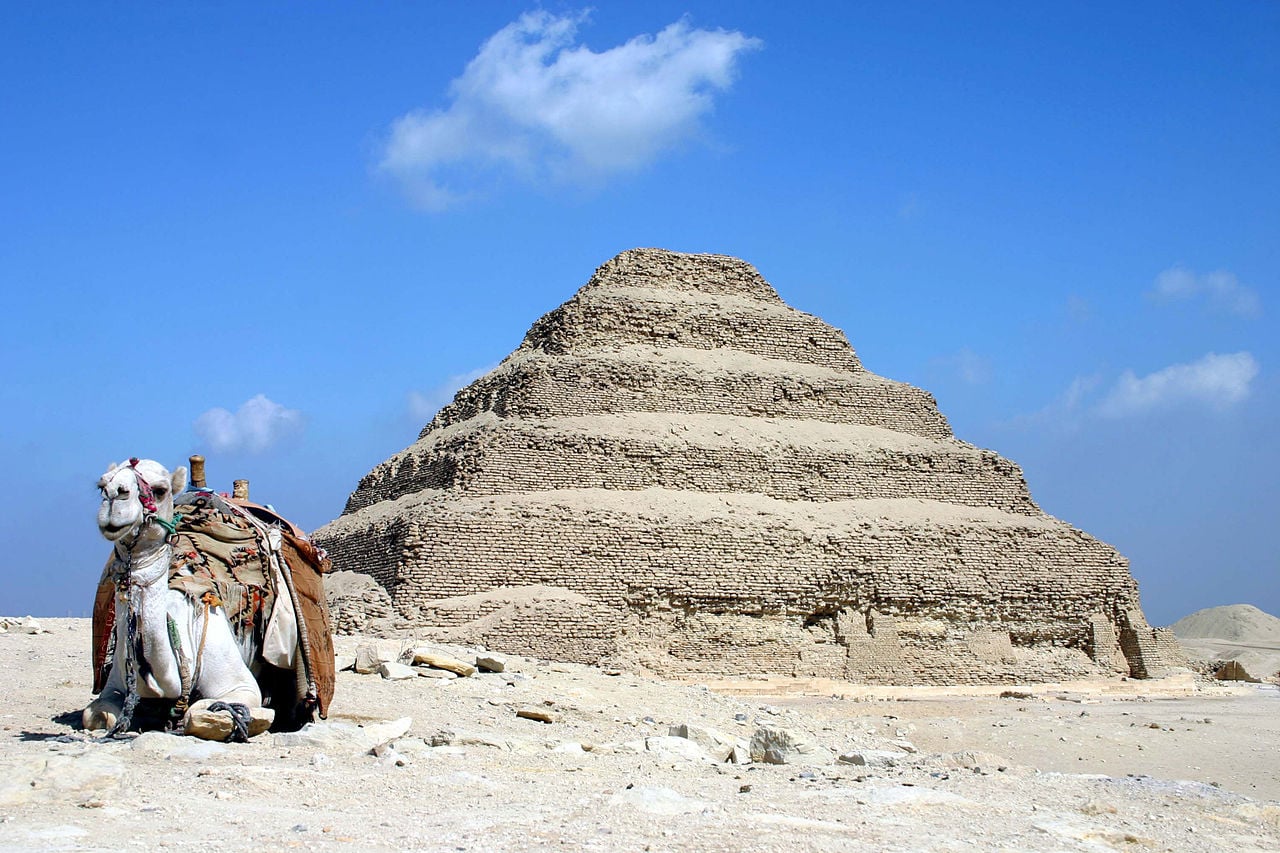 Sakkara to wyjątkowe miejsce na archeologicznej mapie świata. Dlaczego akurat tam organizowano pochówki?