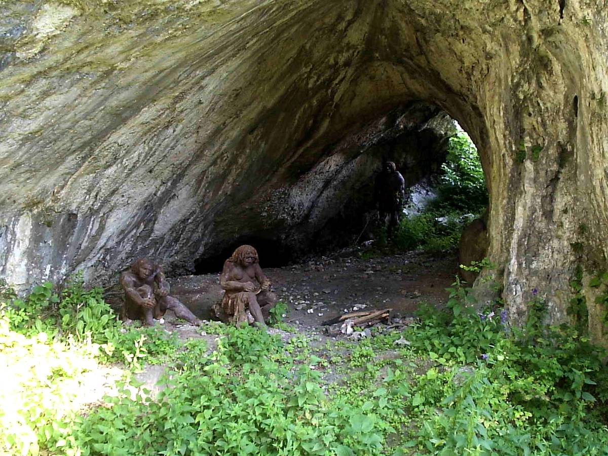 Rekonstrukcja obozowiska neandertalczyków w Jaskini Ciemnej w Ojcowskim Parku Narodowym / źródło: Wikimedia Commons, CC-BY-SA-2.5
