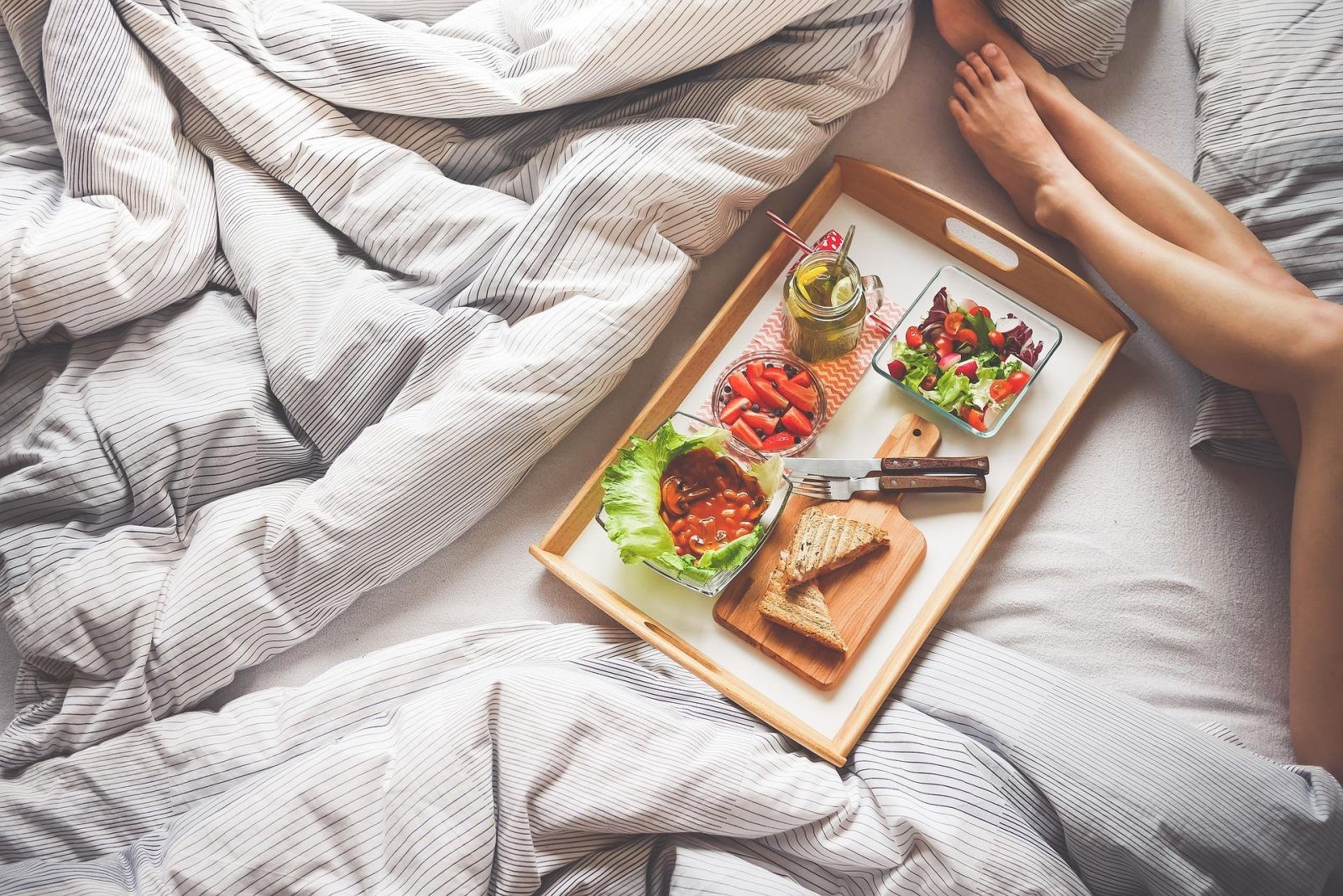 Śniadanie do łóżka? Ważne, żeby je zjeść w domu /Fot. Pixabay
