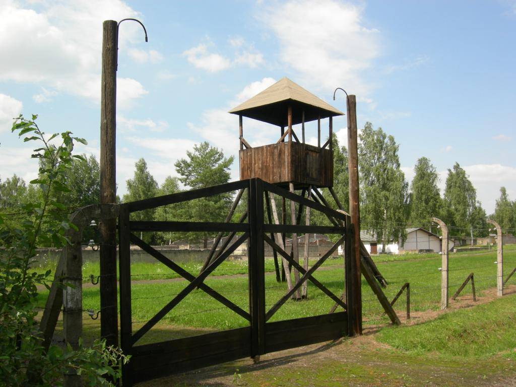Odtworzona wieża strażnicza w obozie / fot. Wikimedia Commons, CCA 3.0
