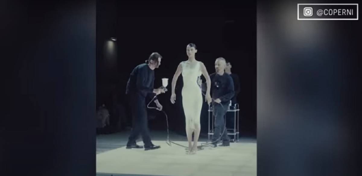 Sukienka w spreju. Niesamowite nagranie pokazuje, jak ubrano modelkę