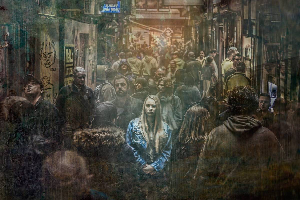 Dlaczego wiele osób nawet wśród tłumie czuje się samotnym? /Fot. Pixabay
