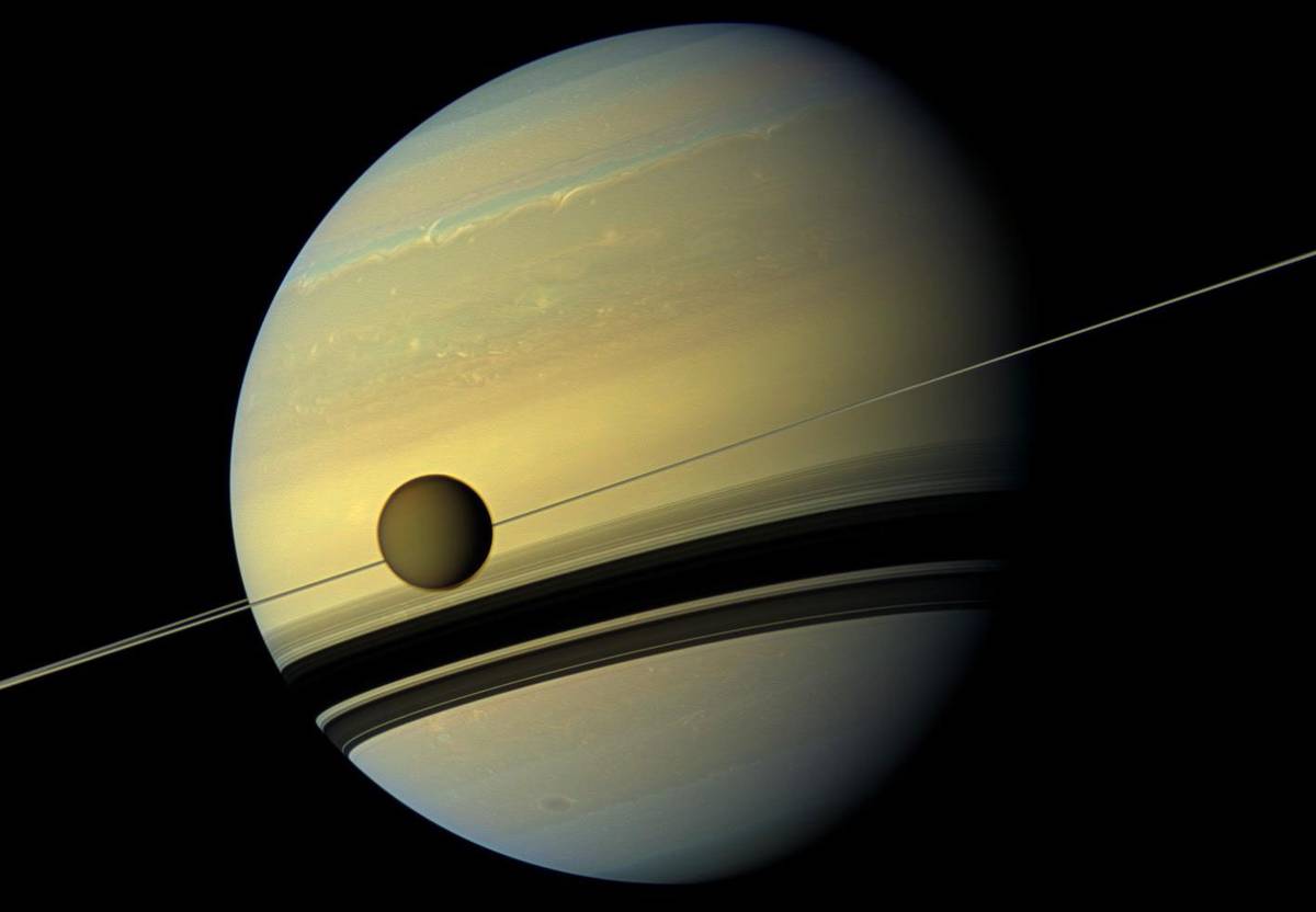 Tytan na tle Saturna /Fot. NASA

