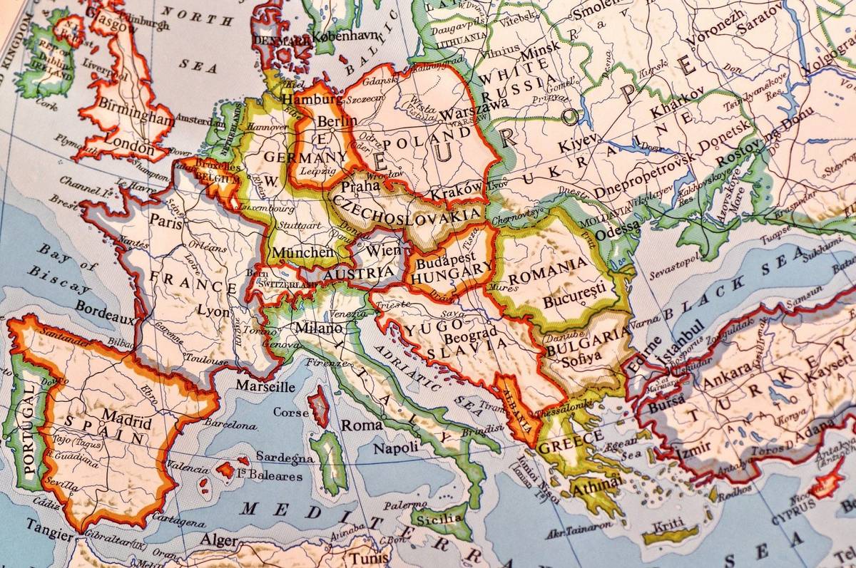Przykład starej mapy Europy z nieistniejącymi już państwami
