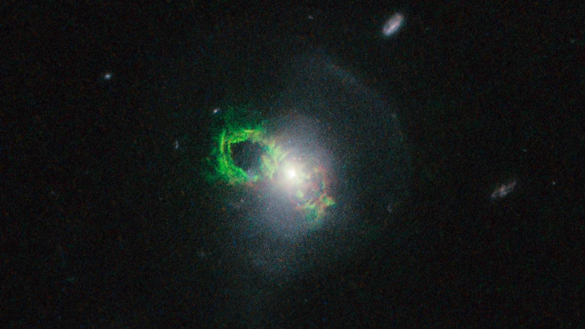 Supermasywne czarne dziury duszą swoje galaktyki. Im więcej jedzą, tym gorzej