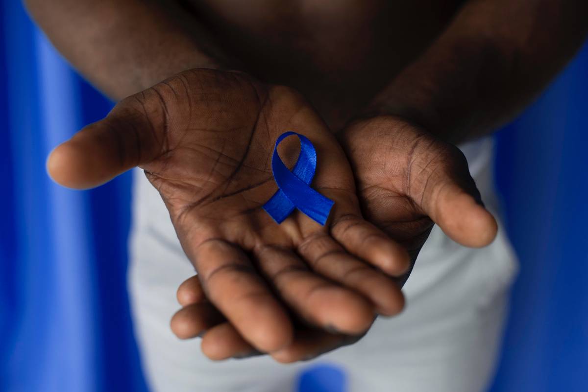 Niebieska wstążka to symbol świadomości raka prostaty /Fot. Freepik
