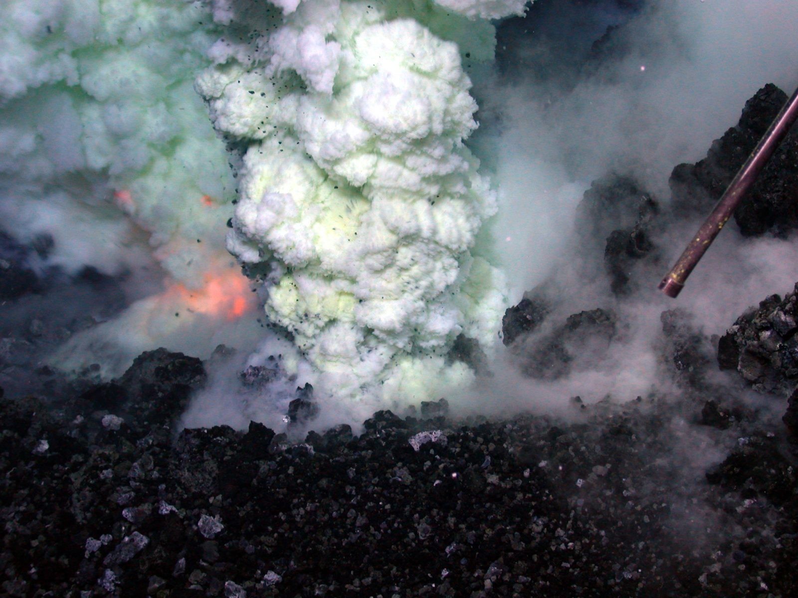 Przykład podmorskiego wulkanu z lawą i emisjami siarki / źródło: Wikimedia Commons, domena publiczna

