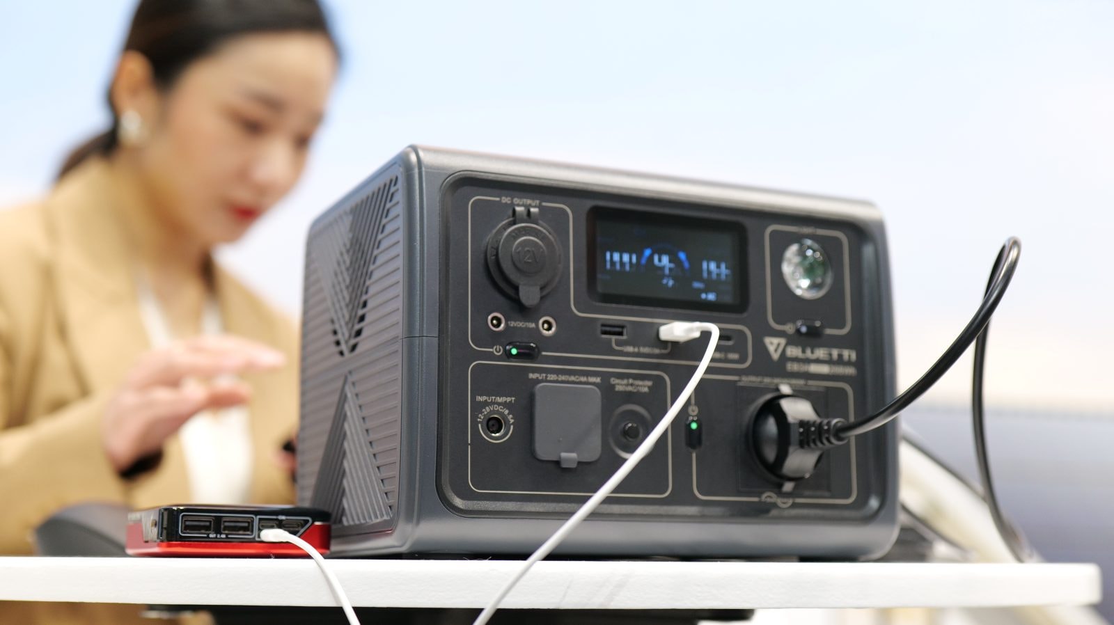 To już jest świat przyszłości. Bluetti produkuje powerbanki, które zasilą nie tylko telefon, ale cały dom