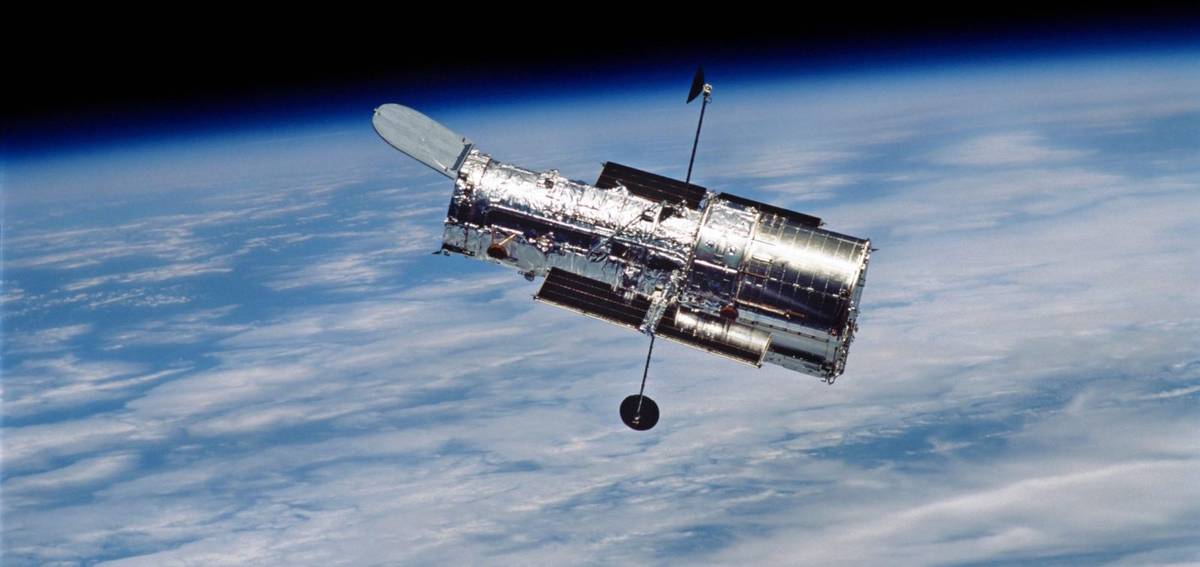 Hubble szuka dziury (dosłownie!) w całym. Co mieści się w centrum NGC 6325?