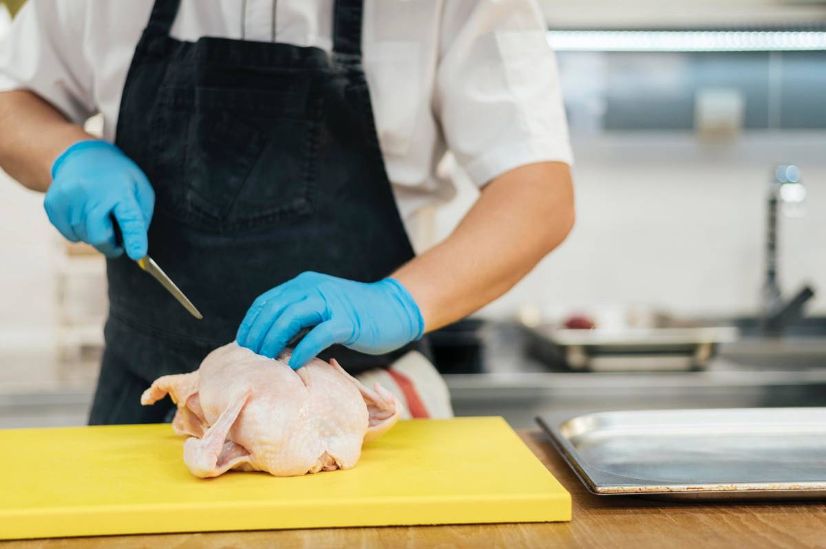 Zamiast pozyskiwać mięso z żywych kurczaków lepiej wyhodować je w laboratorium /Fot. Freepik
