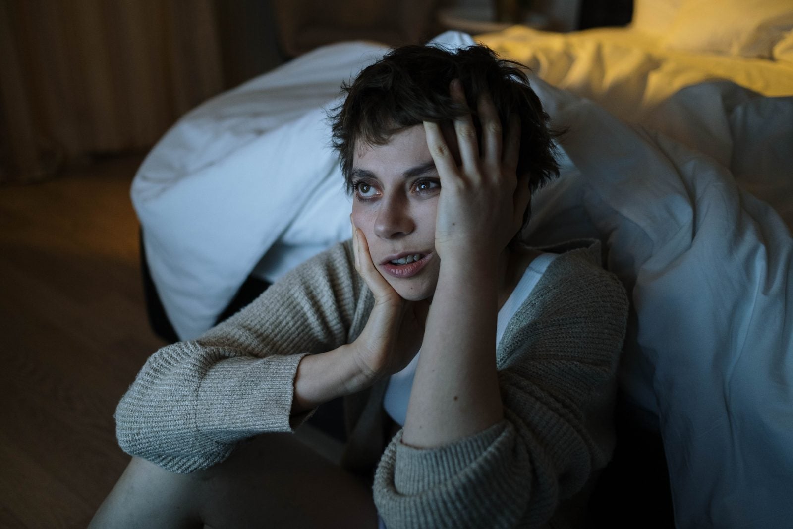 Podczas bezsennej nocy robimy karygodną rzecz. Psychologowie ostrzegają: „to pogarsza sytuację”