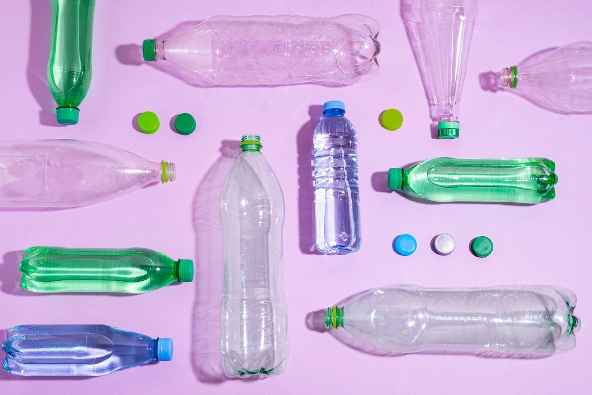Plastikowe butelki są wszędzie, ale z części z nich można zrezygnować /Fot. Freepik
