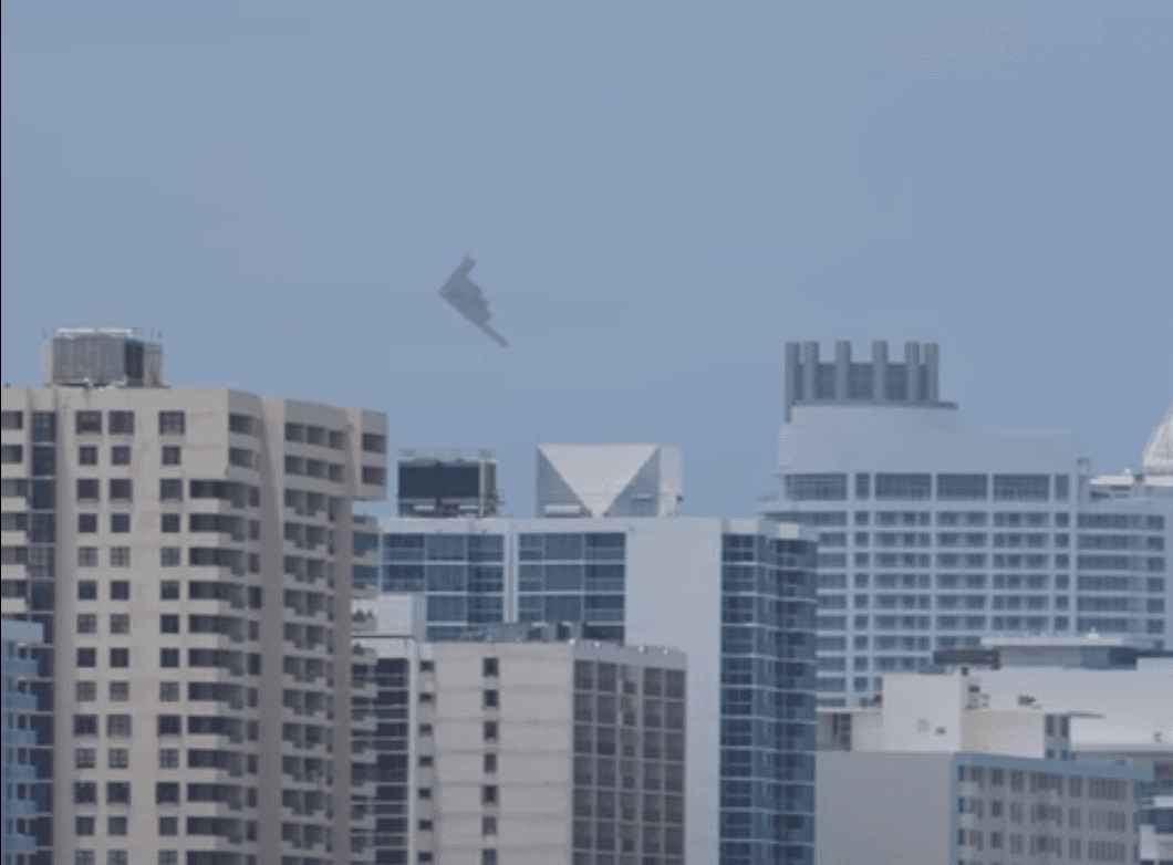 B-2 Spirit nad Miami /Fot. YouTube
