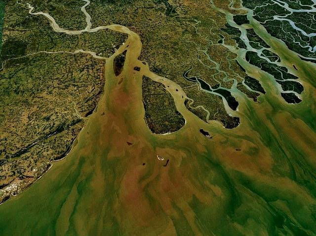 Rzeki mogą zmienić kolor pod wpływem różnych zanieczyszczeń &#8211; tu Ganges /Fot. Pixabay
