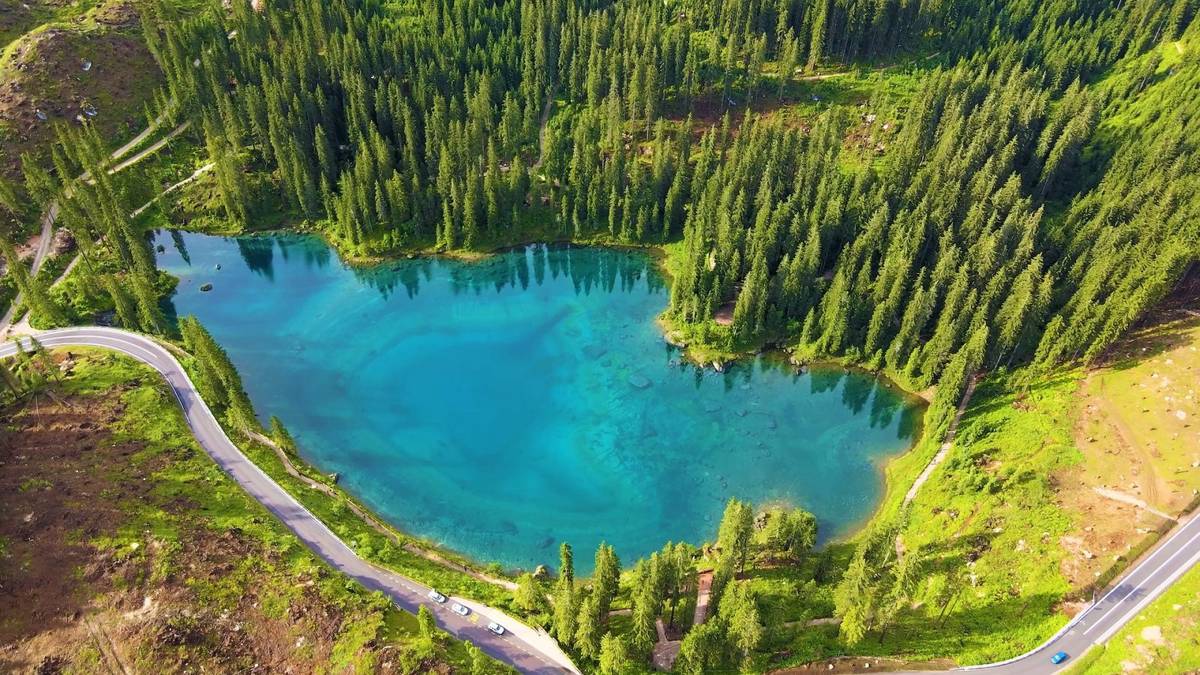 Zdjęcie przykładowego jeziora z rosyjskiej tajgi

