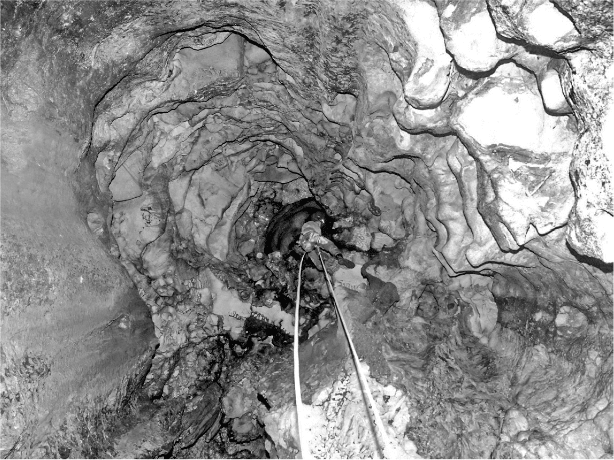 Głęboki szyb w północnej części jaskini Te’omim, fot. B. Zissu w ramach Projektu Archeologicznego Jaskini Te’omim, CC-BY-4.0